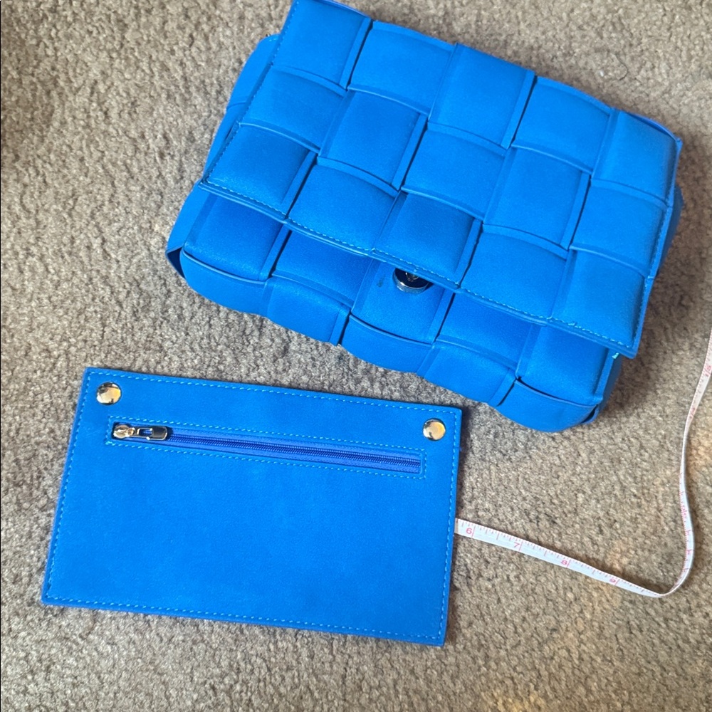 NWT✨ Blue Bag with Gold Chain - Picture 3 of 11